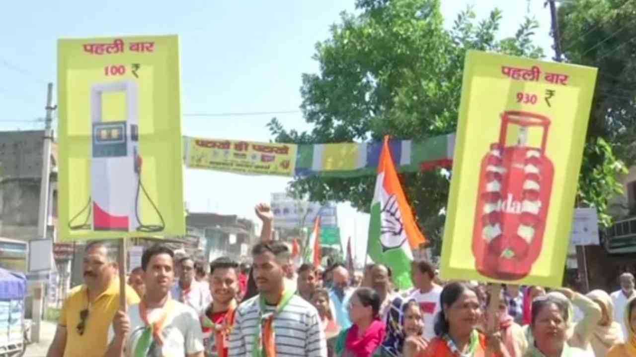 Uttarakhand Congress workers protest rising prices of petrol, diesel; offer sweets to people