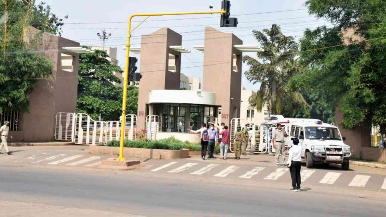 Covid-19 infections at Dharwad medical college rise to 281; Govt hints at action