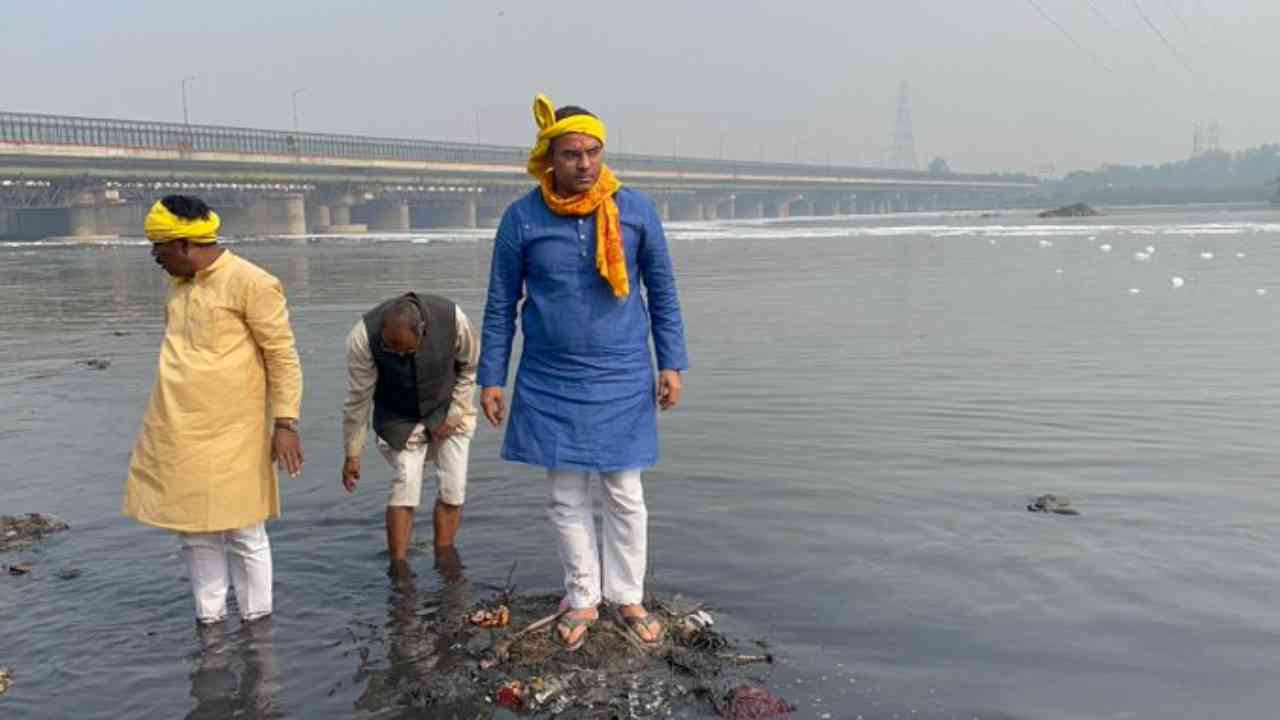 BJP MP Parvesh Verma defies DDMA guidelines, launches Chhath Puja preparations at Yamuna's banks