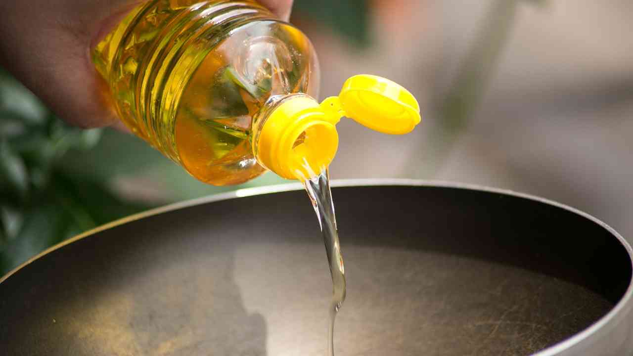 Edible oil prices falling consistently; better mustard seed crop to soften rates: Food Secy