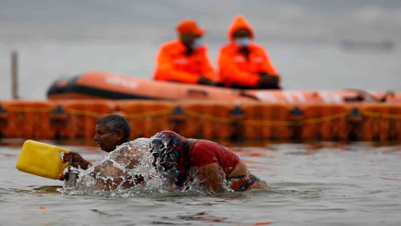Lakhs take holy dip in Ganga at Prayagraj on Magh Purnima amid Covid surge