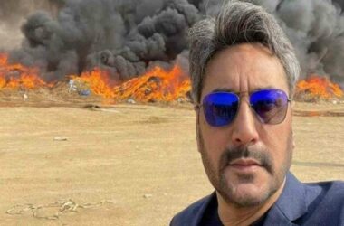 Pakistan’s actor picture with exploded background goes viral on Twitter; reminds people of ‘the disaster girl’ meme