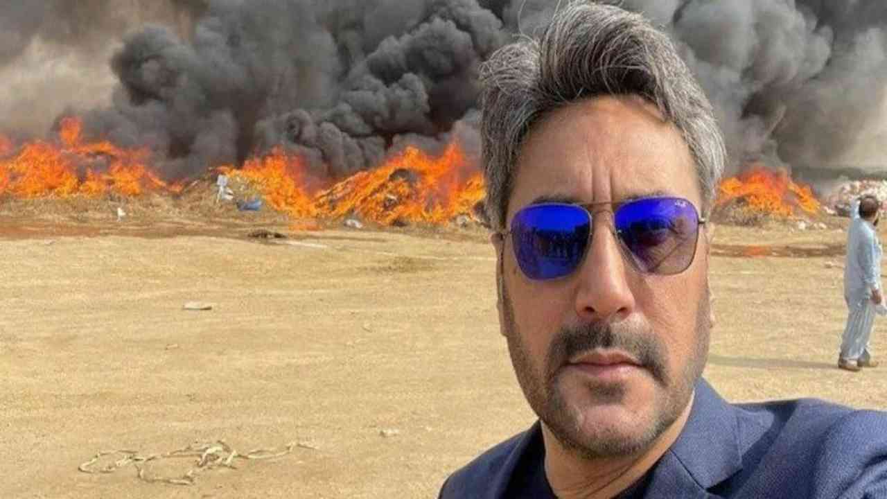 Pakistan’s actor picture with exploded background goes viral on Twitter; reminds people of ‘the disaster girl’ meme