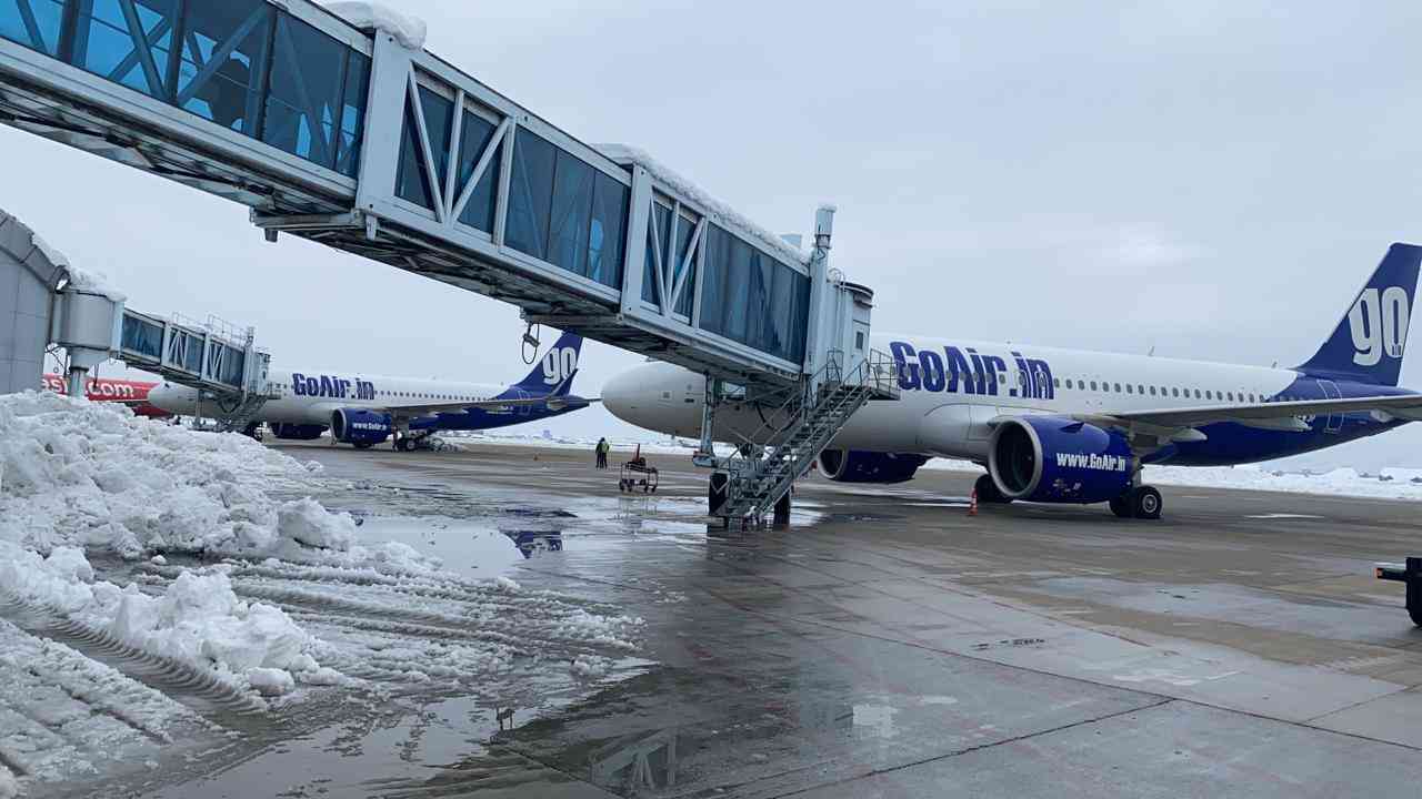 Snowfall hits traffic at Kashmir airport, at least 10 flights cancelled, several delayed