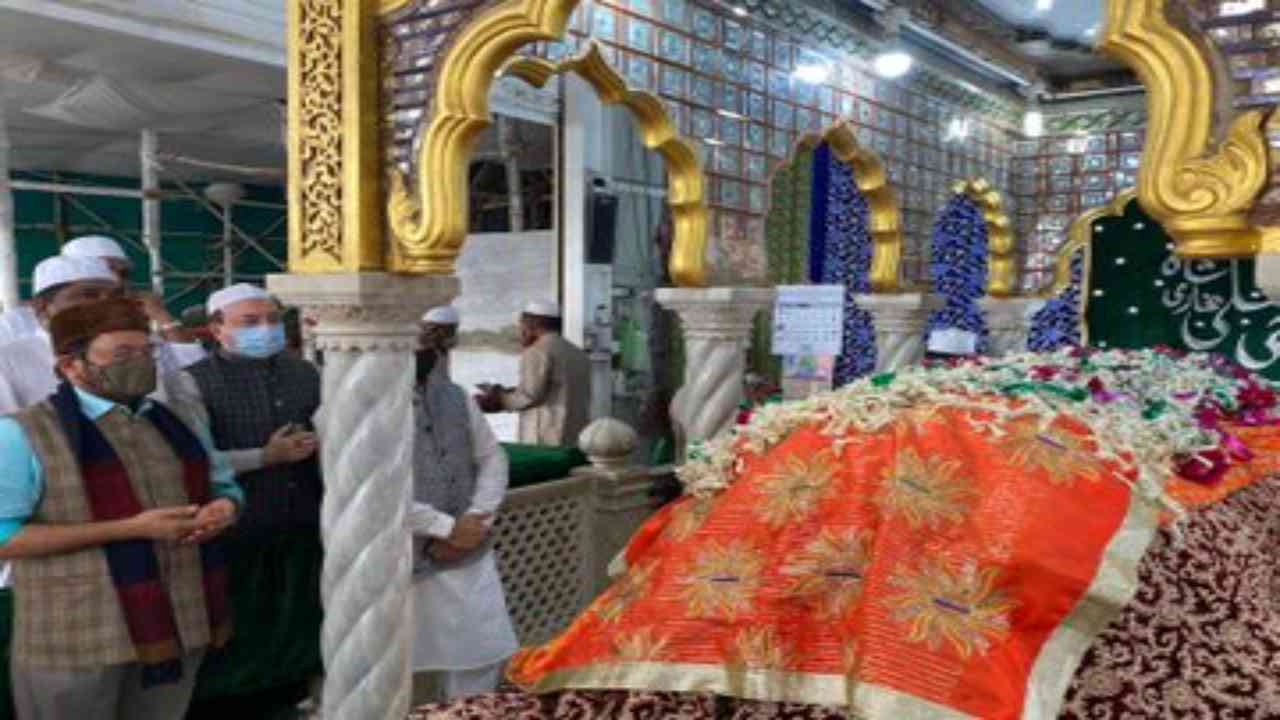 Union minister Naqvi offers prayers at Haji Ali Dargah for Modi’s wellbeing