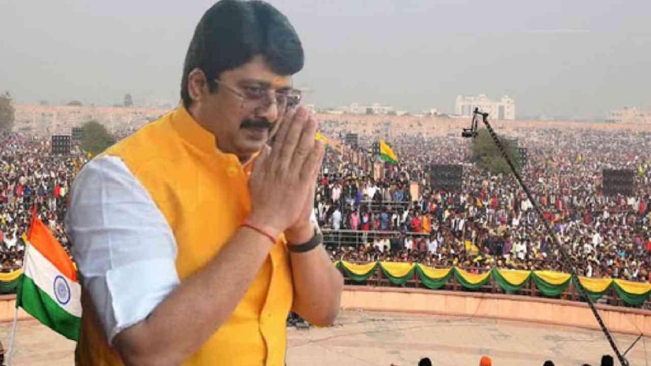 UP polls: Kunda MLA Raja Bhaiya booked for thrashing SP workers
