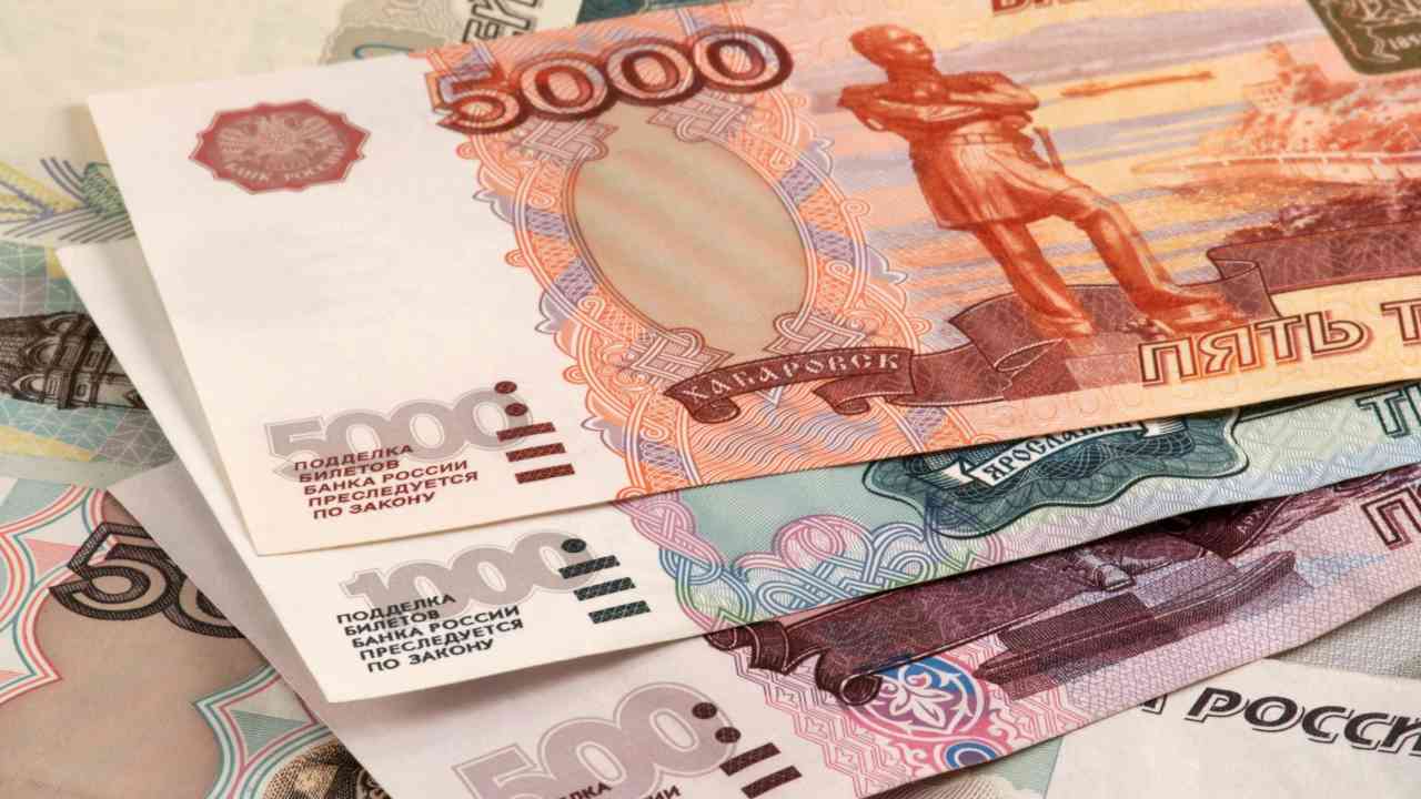 Ruble dives, stocks sink as West tightens Russia sanctions