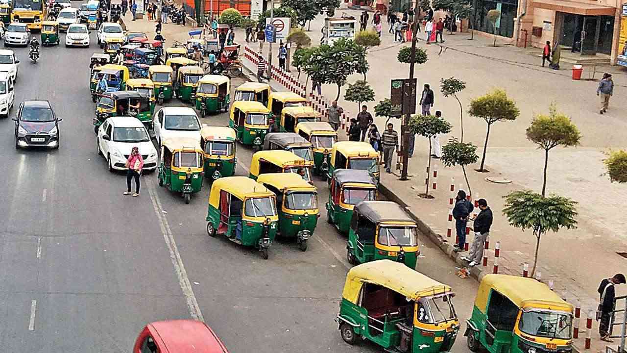 Delhi, cab, auto drivers threaten strike against CNG price hike, demand fare revision