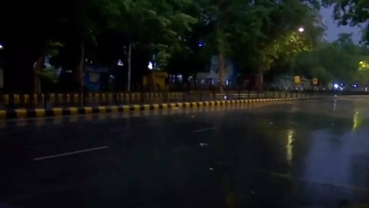Rain, thunderstorm bring down temperature sharply in Delhi NCR