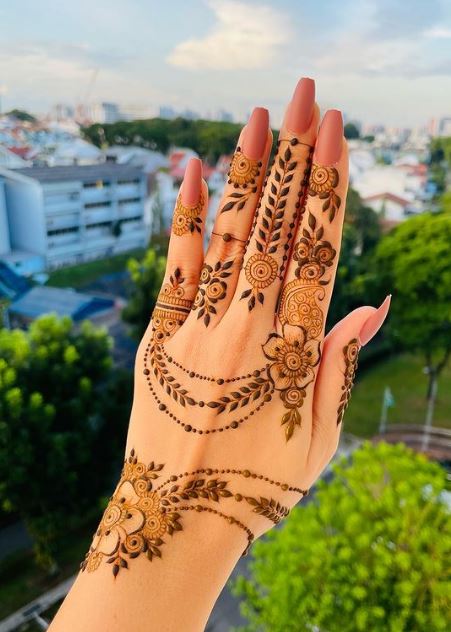 Trendy and classy henna art