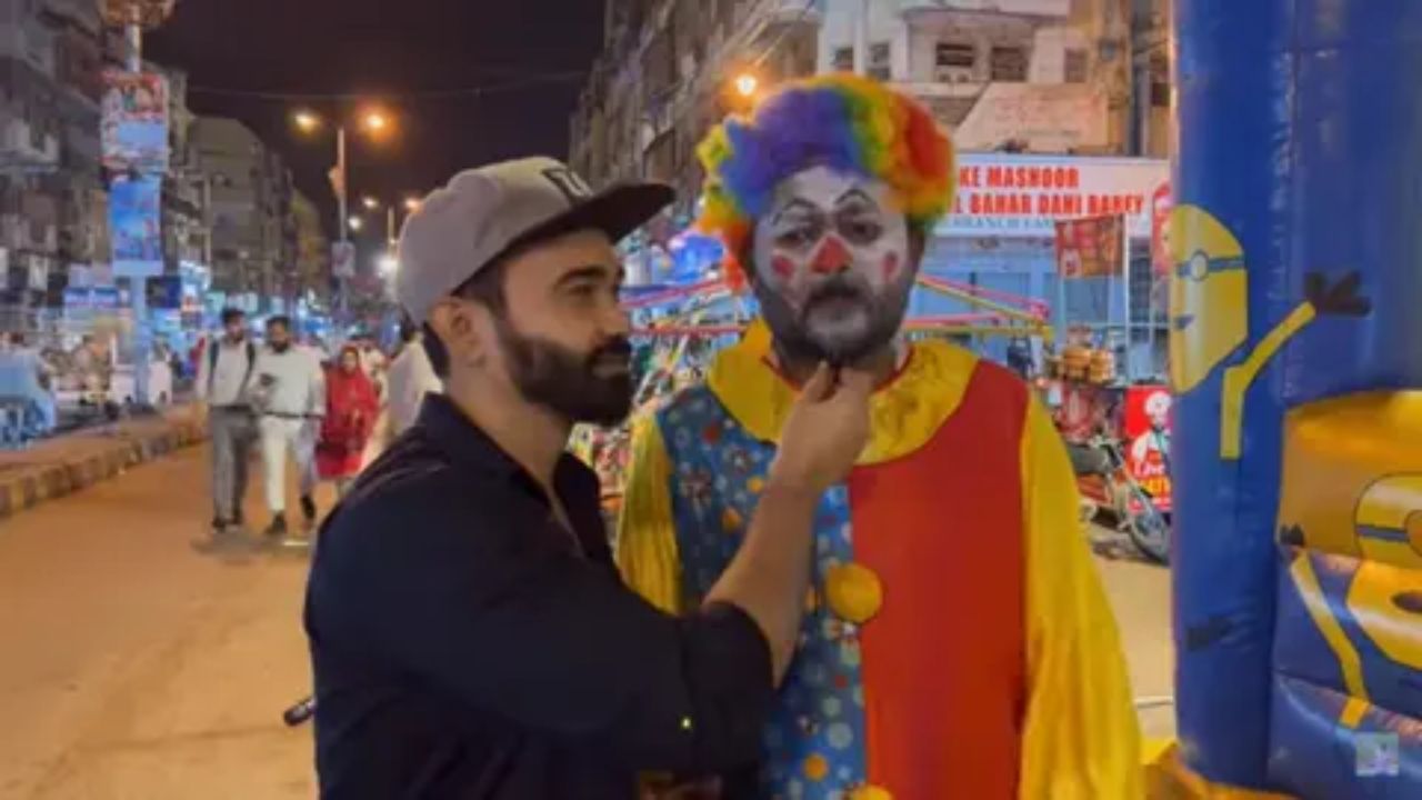 Man dressed as a clown in Karachi impresses netizens with his singing skills, watch video