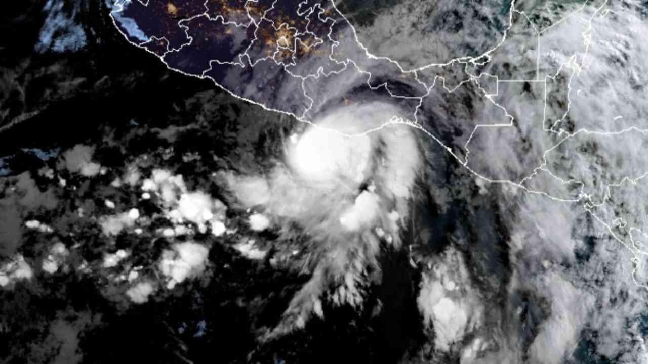 Hurricane Agatha kills 10, leaves 20 missing in south Mexico