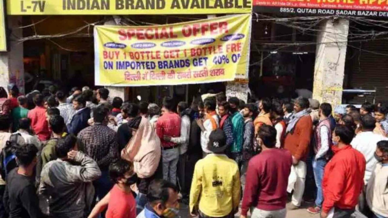 Mad rush at Delhi liquor stores as no private vends from August 1