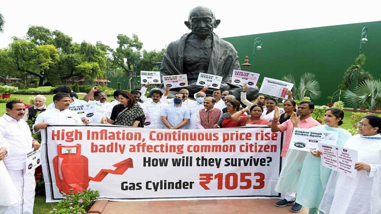 Congress leaders protest against rising prices of commodities, LPG price hike