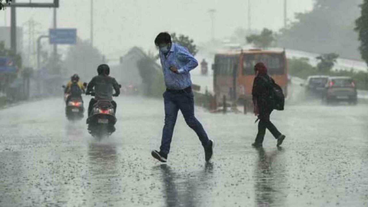 Downpours lash parts of Delhi; waterlogging, traffic disruption in some areas