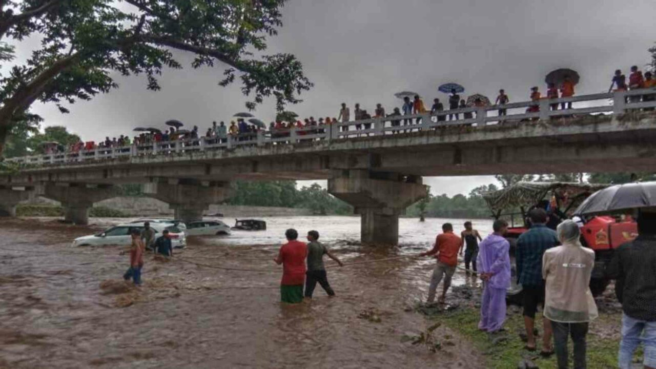 MP: 14 cars swept away, 50 picnickers rush to safety after sudden surge in Khargone river water