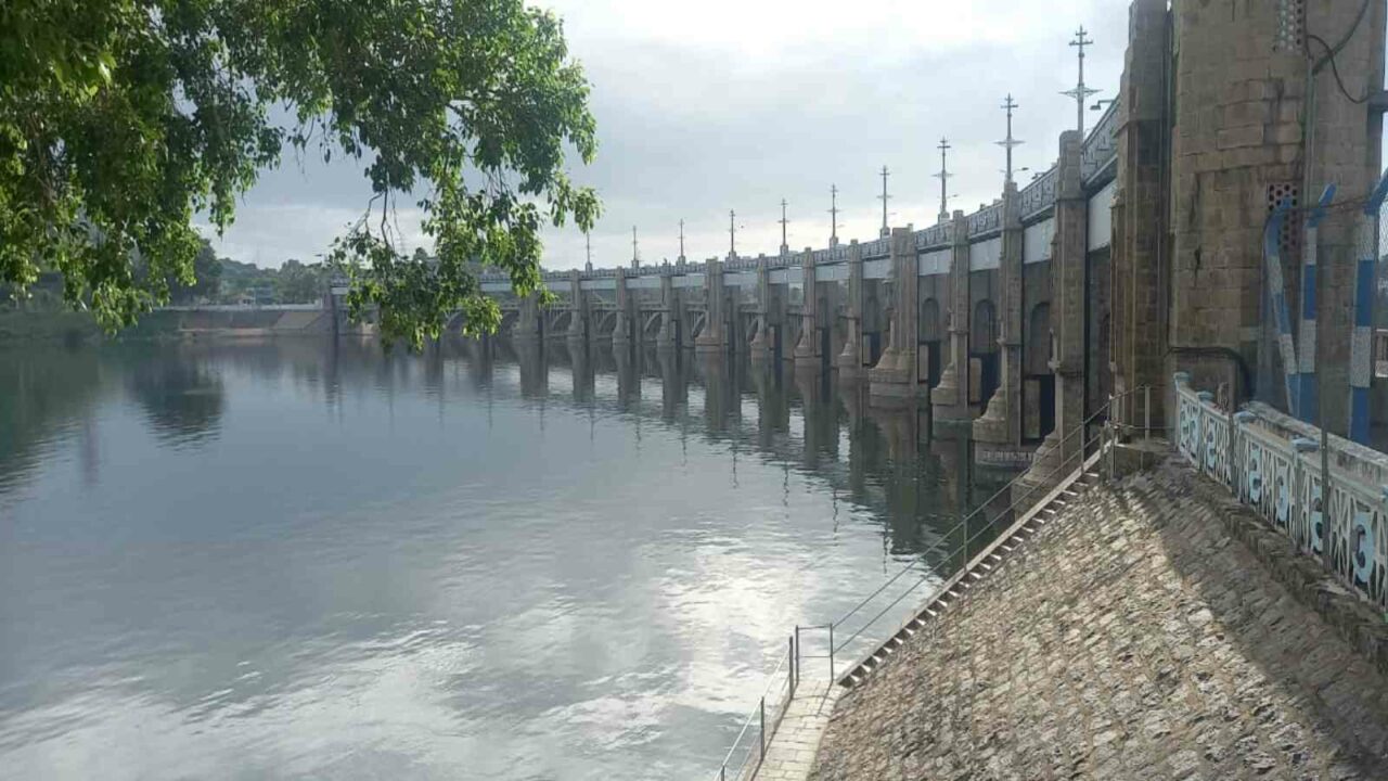 Water discharge from Mettur dam increased to 2 lakh cusecs