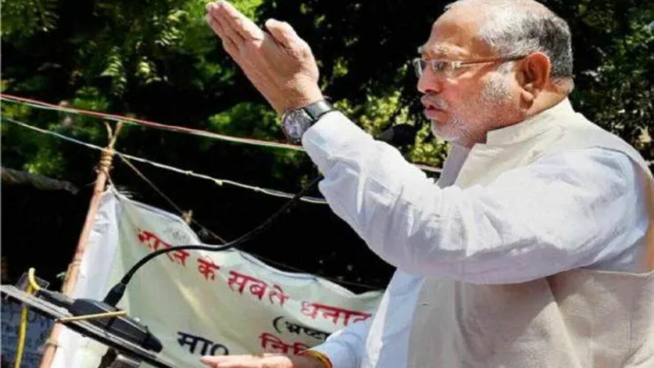 PM's brother Prahlad Modi stages dharna at Jantar Mantar with fair price shop dealers' demands