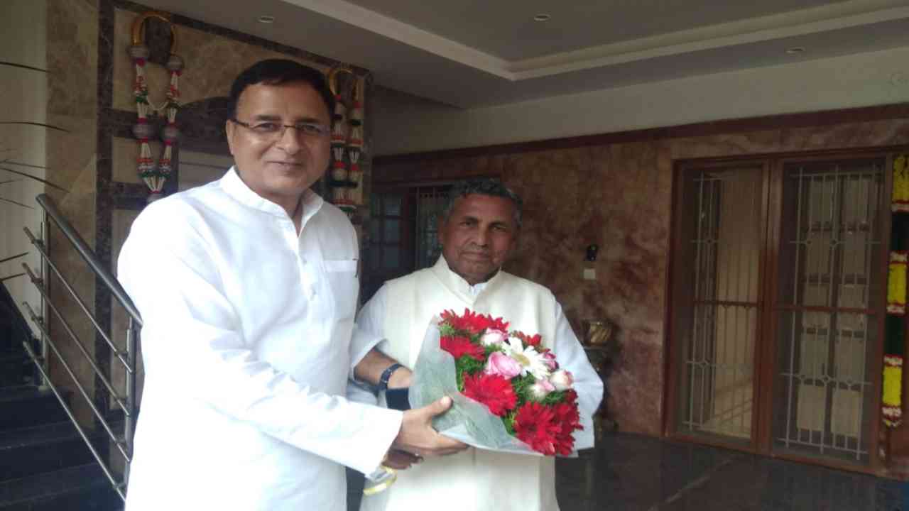 Surjewala meets Muniyappa amid speculations of him leaving Congress