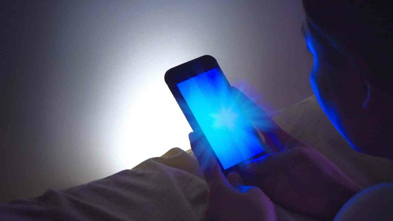 Excess blue light from phones, tablets may accelerate ageing: Study