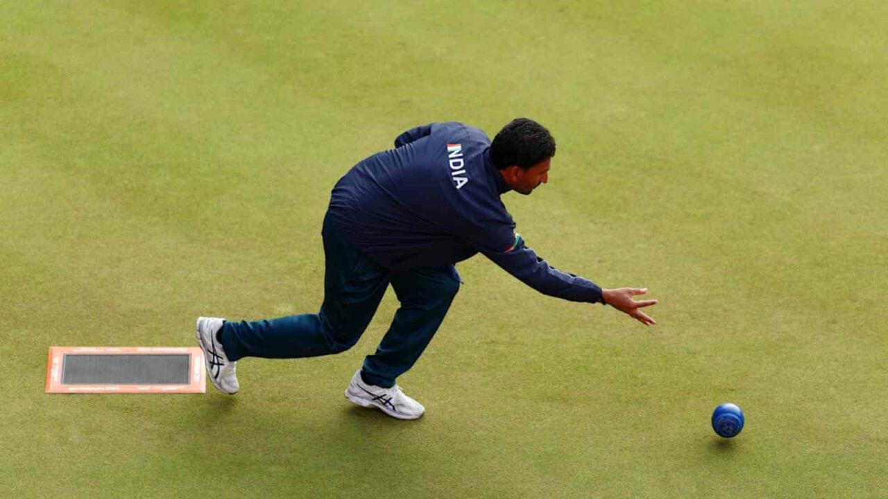 What is the game of lawn bowls? How is it played