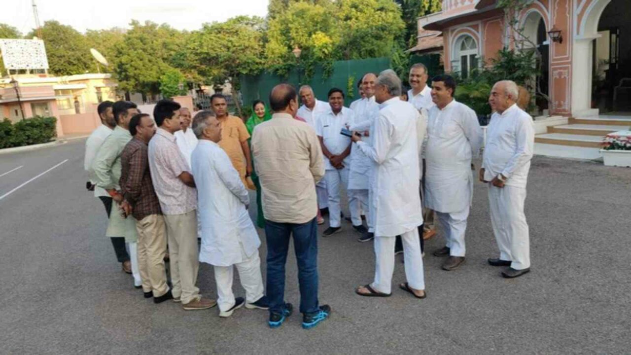 Ashok Gehlot holds informal meetings with some ministers, MLAs amid political crisis