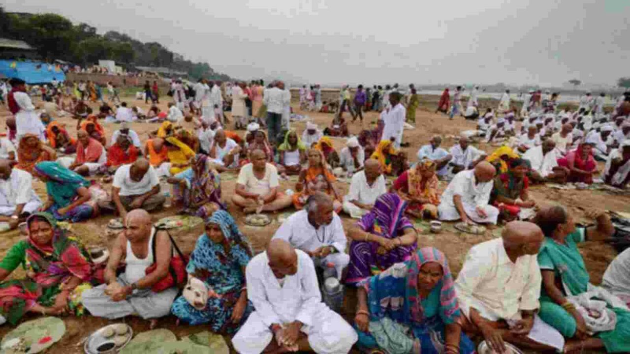 People throng Gaya to perform 'Pitru Paksha' rituals