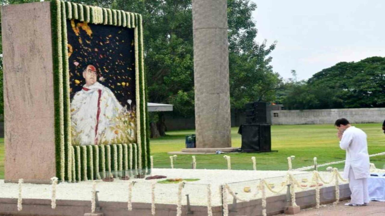 Rahul Gandhi pays tribute to father Rajiv Gandhi at Sriperumbudur ahead of 'Bharat Jodo Yatra'