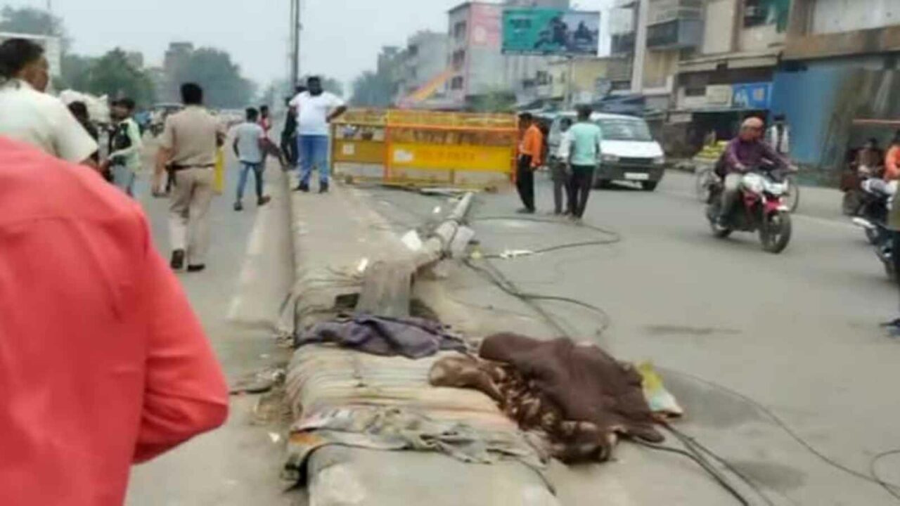 sleeping on road divider in Delhi