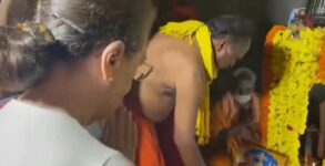 Sonia Gandhi offers prayers at temple in Mysuru district on Vijayadashami