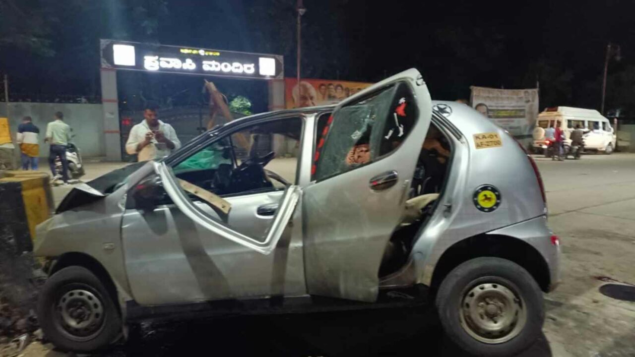 Karnataka: 3 dead, 2 injured after car rams into road divider in Chitradurga
