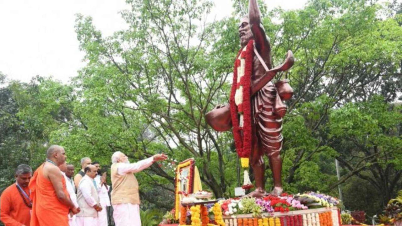 Modi pays tributes to Kanaka Dasa on his jayanti, flags off Vande Bharat Express