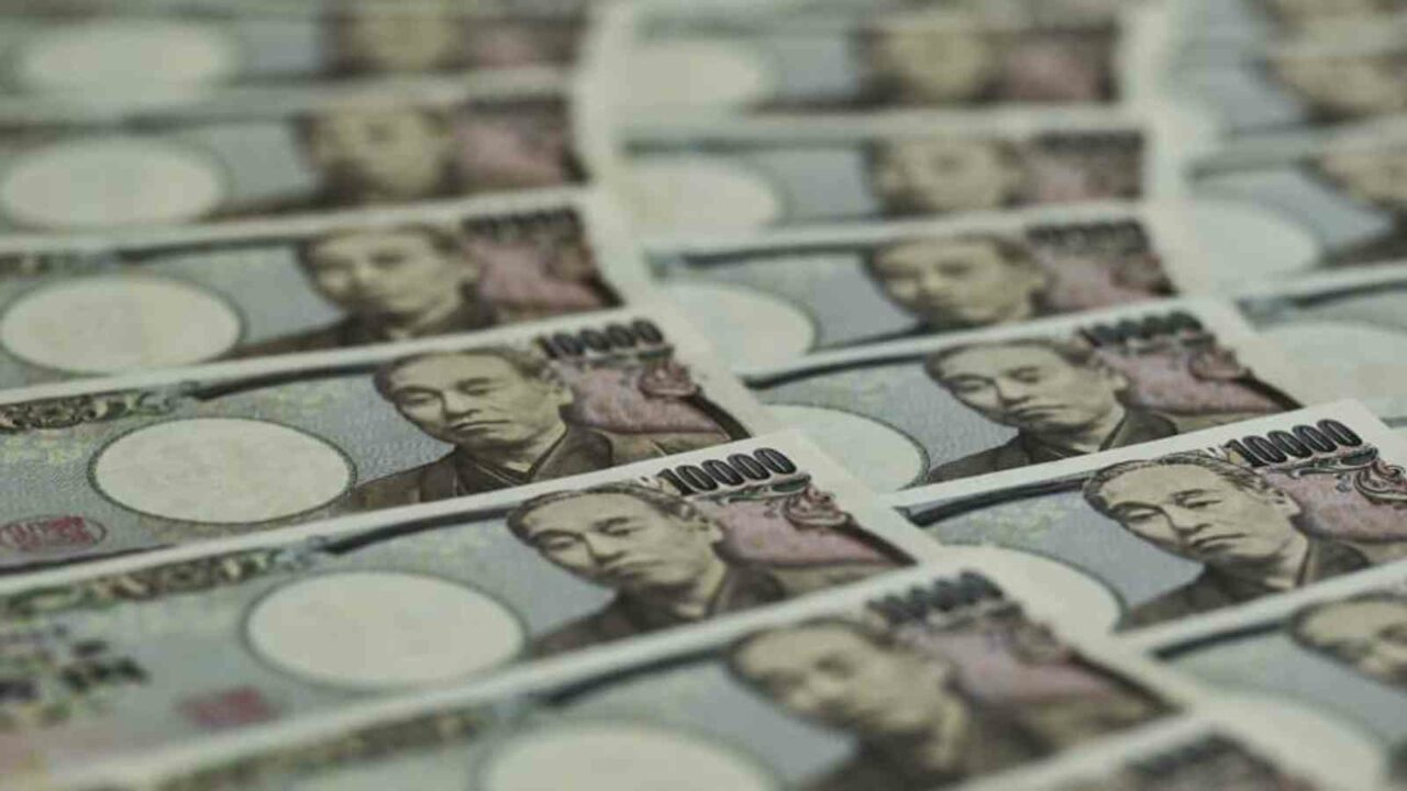 Yen rises on report of Japan govt move for more flexible inflation target