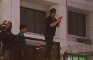 WATCH: Shah Rukh Khan showers flying kisses on fans post Pathaan's success