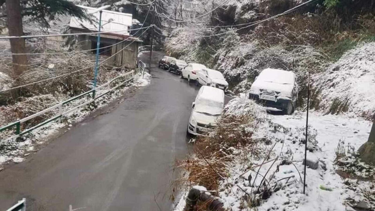 Light snow brings cheers to tourists in Shimla, 200 roads in HP closed for vehicular traffic