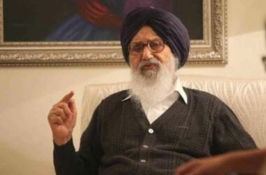 Punjab govt declares holiday on Apr 27; people queue up to pay last respects to Parkash Singh Badal