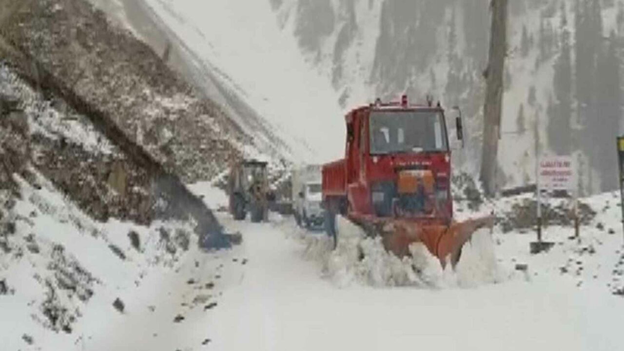 Pir Panjal range in J-K receives fresh spell of snowfall, snow clearing operation underway