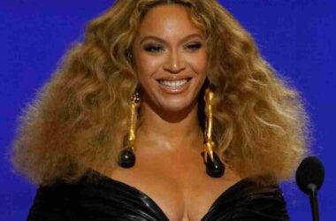 Beyoncé pays $100K to keep trains running an extra hour so fans could get home.