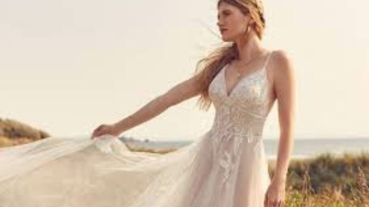 10 Fashion Trends for Brides in 2023: Embracing Elegance and Modernity.