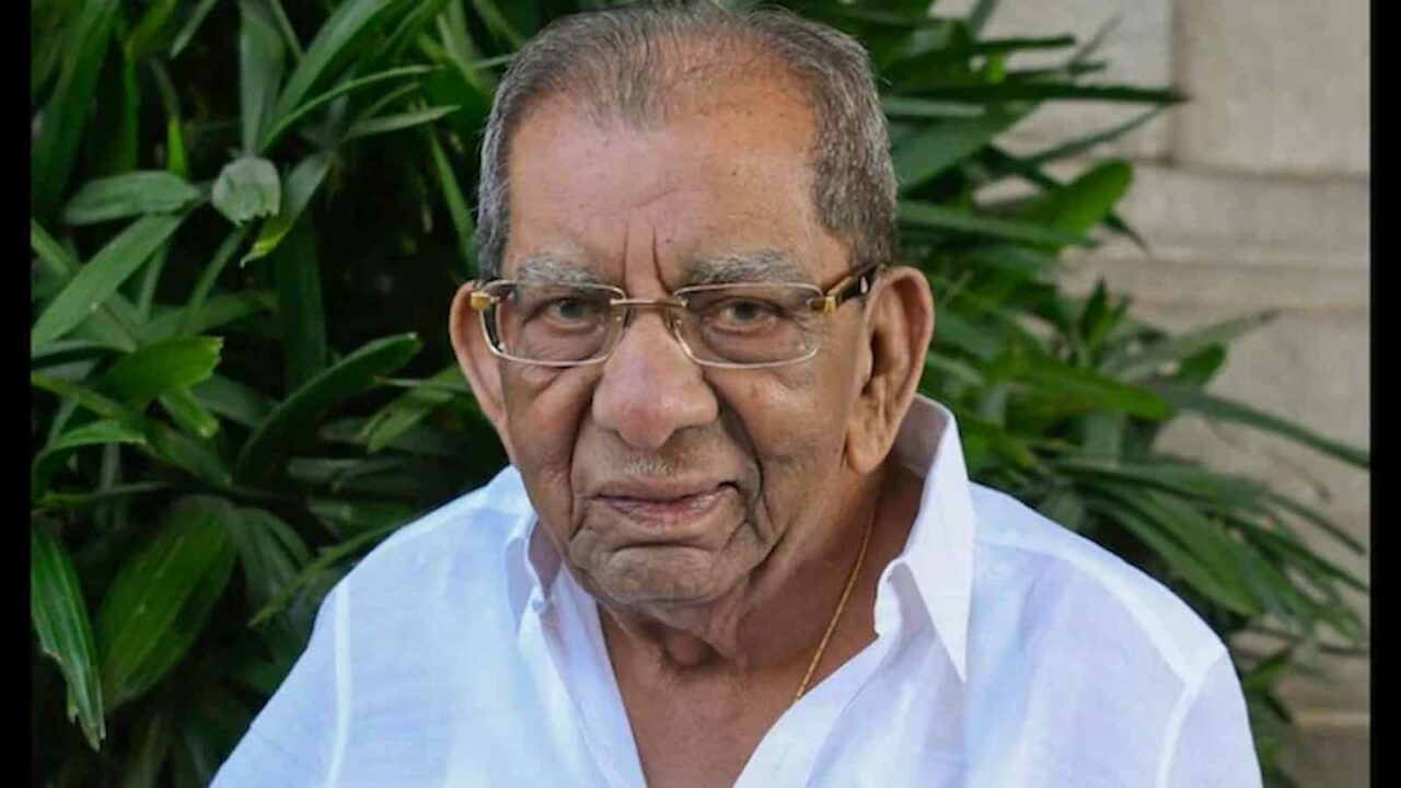 Karnataka: Veteran Cong leader praises BJP MP, urges people to reelect him