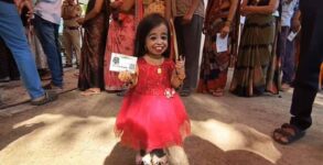 LS polls: World's shortest living woman casts her vote in Nagpur, urges everyone to vote
