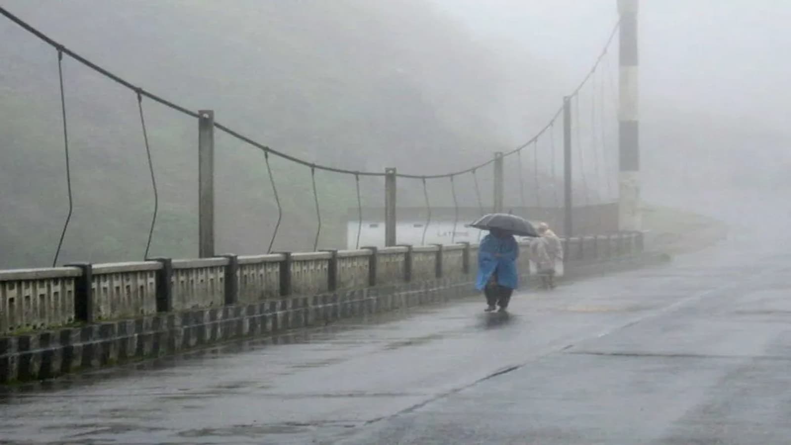 1,000-km Rain Band Hits North India: What’s Next for Delhi-NCR Rain and Temperatures?