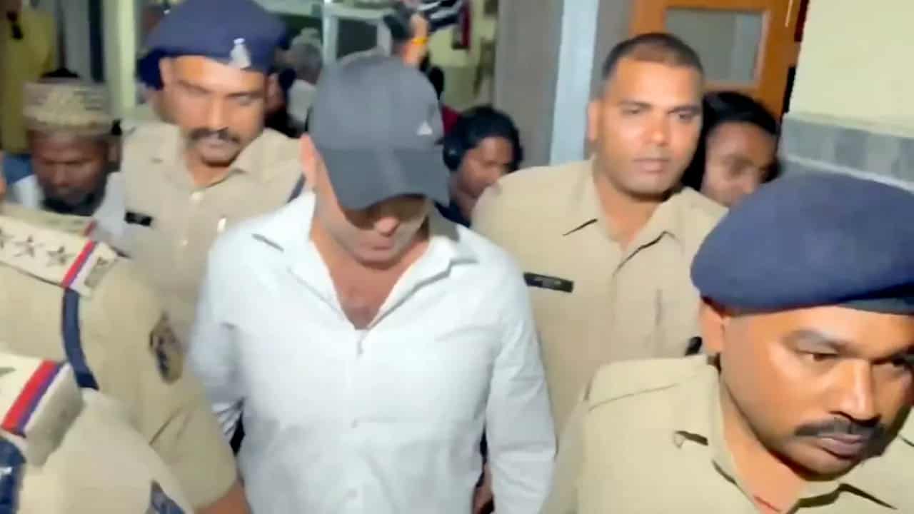 Death threat to Shah Rukh: Accused lawyer remanded in police custody till Nov 18