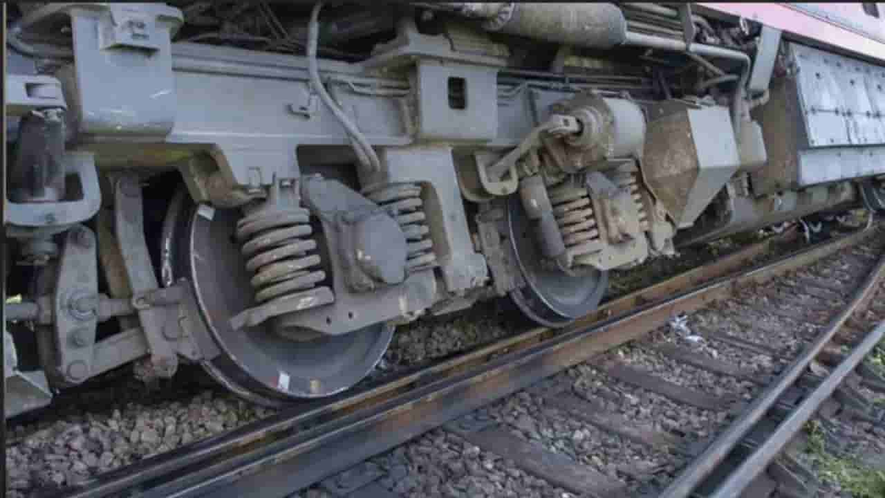 Saurashtra Express derails