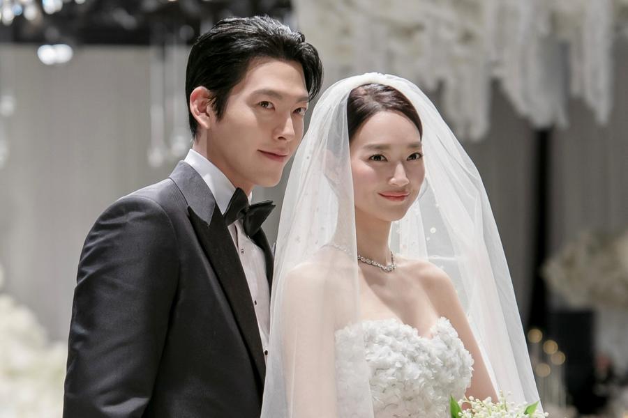 Shin Min Ah and Kim Woo Bin on Honeymoon