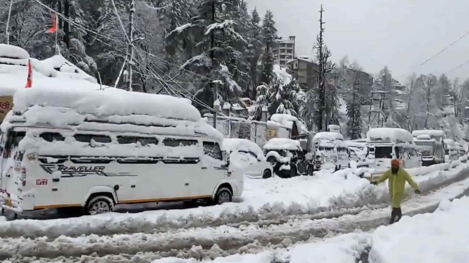 Himachal: Dharamshala and Manali receives heavy snowfall; tourists rejoice