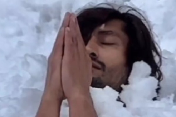 Vidyut Jammwal’s Latest Viral Video