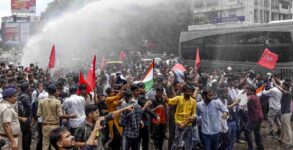 Bihar Patna Protest Today: Police Use Tear Gas, Water Cannons to Stop Students' NEET March