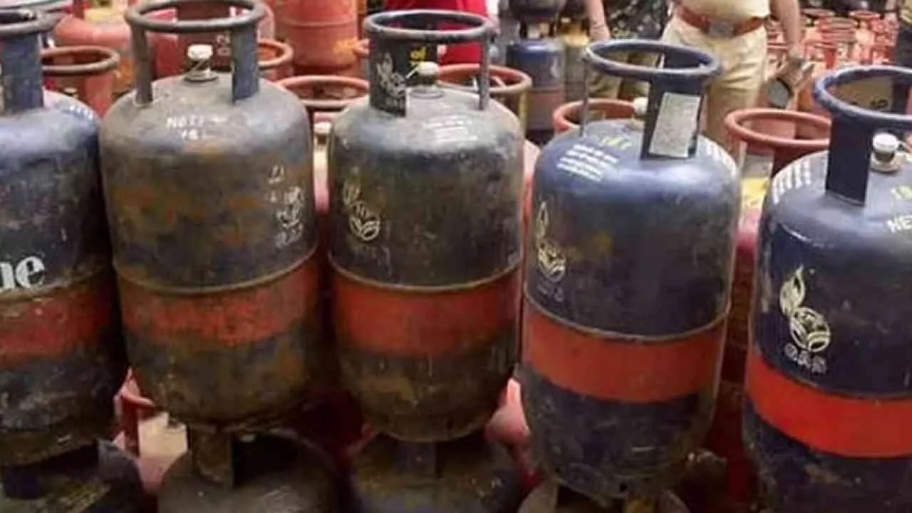 Commercial LPG cylinder price cut by Rs 135 from June 1